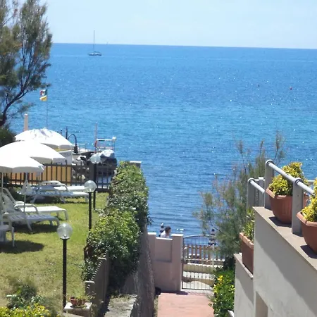 A 20 Mt Dal Mare Con Ombrellone E Sdraio In Spiaggia Castiglioncello