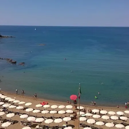 A 20 Mt Dal Mare Con Ombrellone E Sdraio In Spiaggia